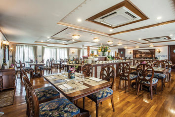 Ganges Voyager dining room