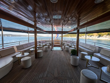 Avantura ship lounge