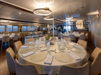 Avantura ship restaurant