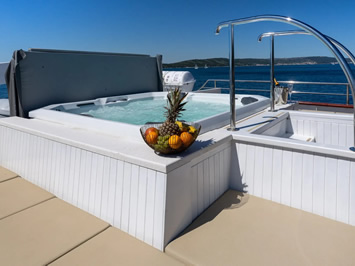 Avantura ship jacuzzi