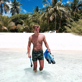 Maldives gay snorkeling