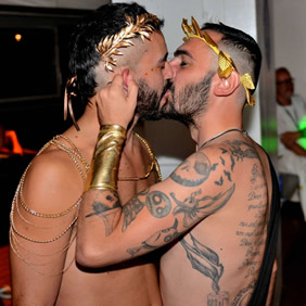 La Demence gay cruise party kiss