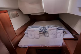 Oceanis 48 yacht aft cabin