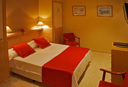 Gay holiday accommodation Picadilly Hotel Sitges