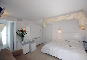 Mykonos gay holiday accommodation Hotel Carbonaki