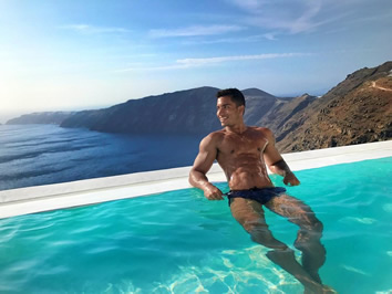Santorinni gay holidays