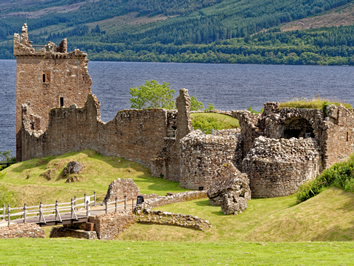 Scotland gay tour - Urquhart Castle