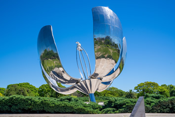 Buenos Aires lesbian tour - Floralis Genérica
