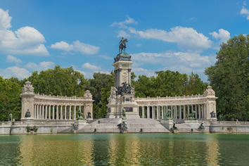 Retiro Park, Madrid lesbian tour