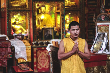 Nepal man pray