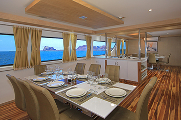 Grand Queen Beatriz Dining Room
