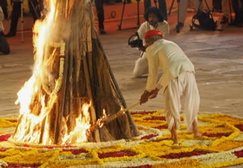 India gay tour - Holika Dahan