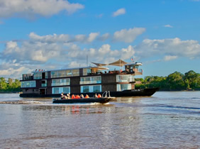 Peru Amazon Zafiro ship