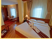 Shwe Ingyinn Hotel Mandalay room