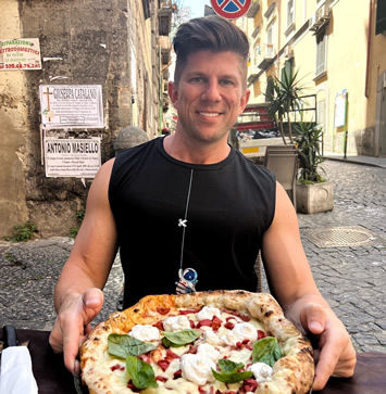 Italy gay tour - Naples pizza