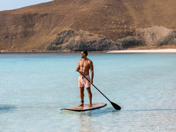 Komodo gay cruise - Paddleboarding