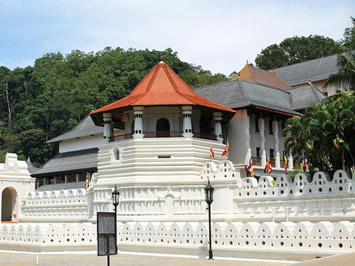 Sri Lanka gay tour - Temple of the Sacred Tooth Relic